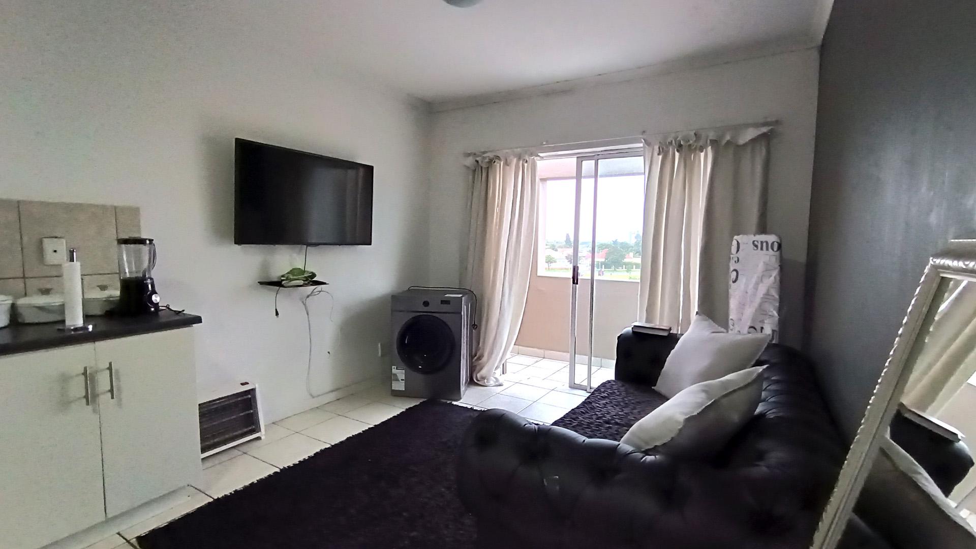 Lounges - 11 square meters of property in Thornton