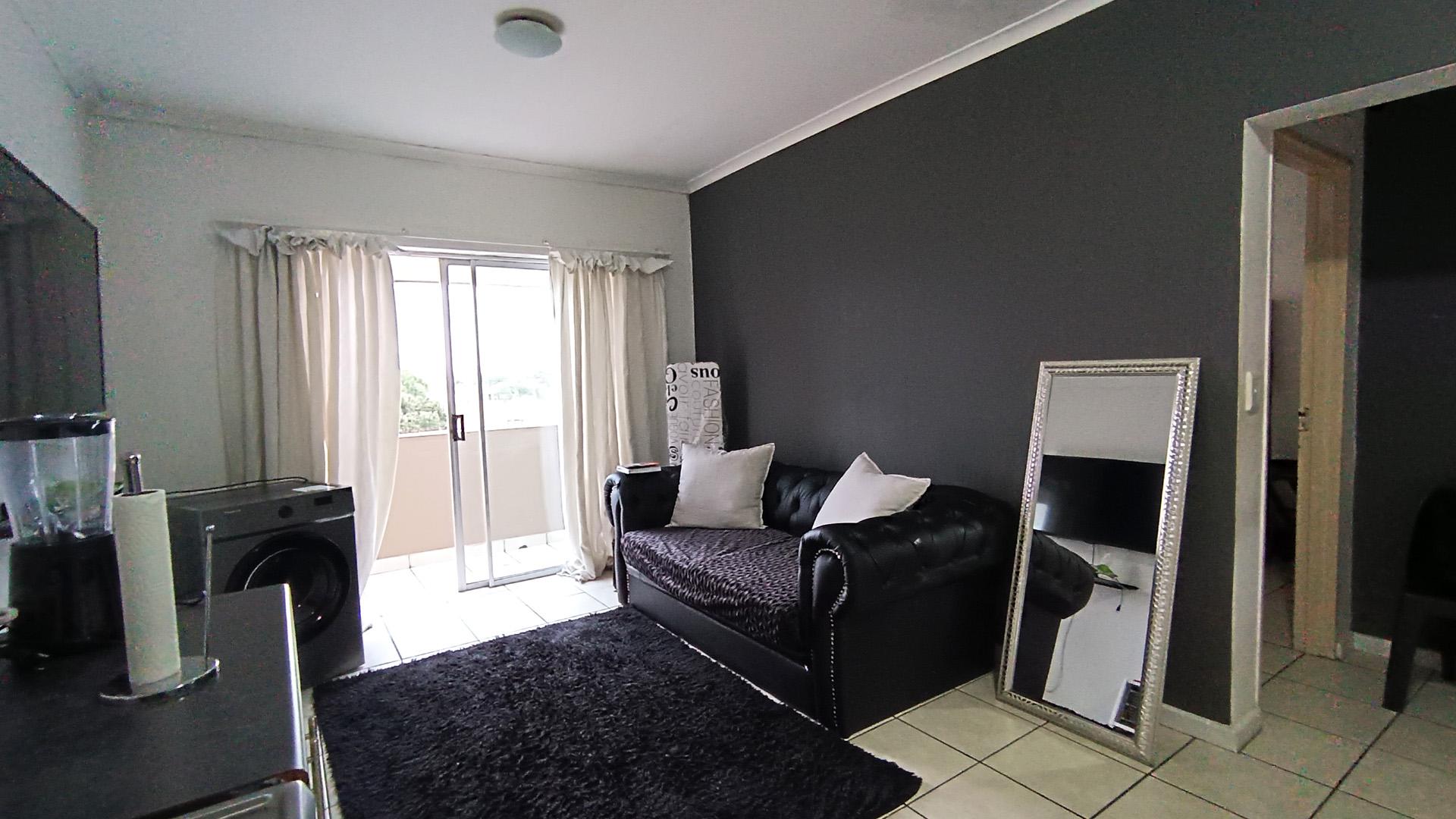 Lounges - 11 square meters of property in Thornton