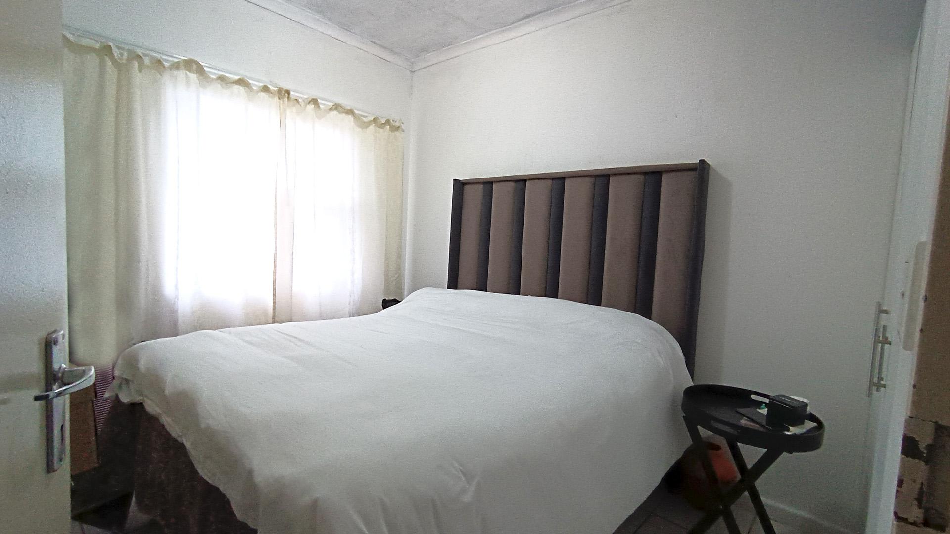 Bed Room 1 - 11 square meters of property in Thornton
