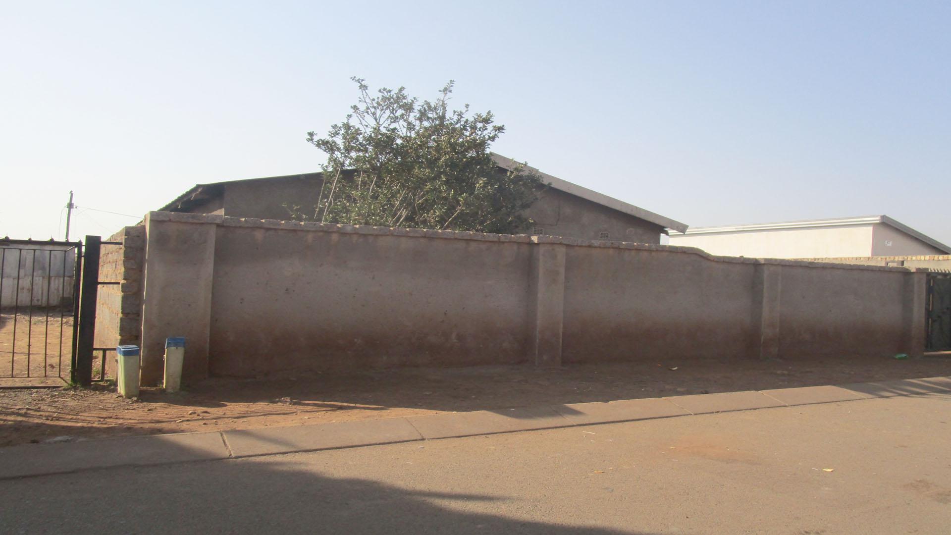 FNB Repossessed Eviction 3 Bedroom House for Sale in Thokoza