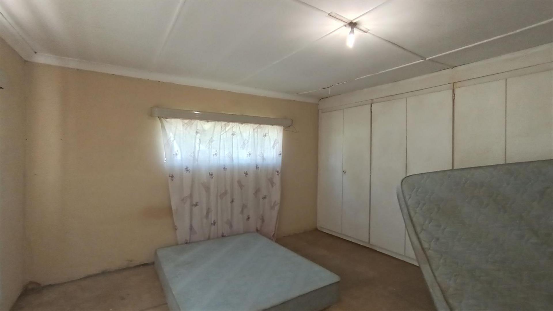 Main Bedroom - 26 square meters of property in Mooilande AH