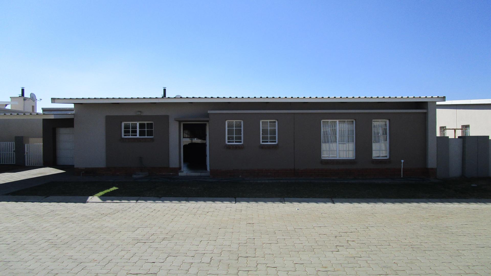 Front View of property in Waterkloof (Rustenburg)