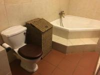 Main Bathroom - 10 square meters of property in Rangeview