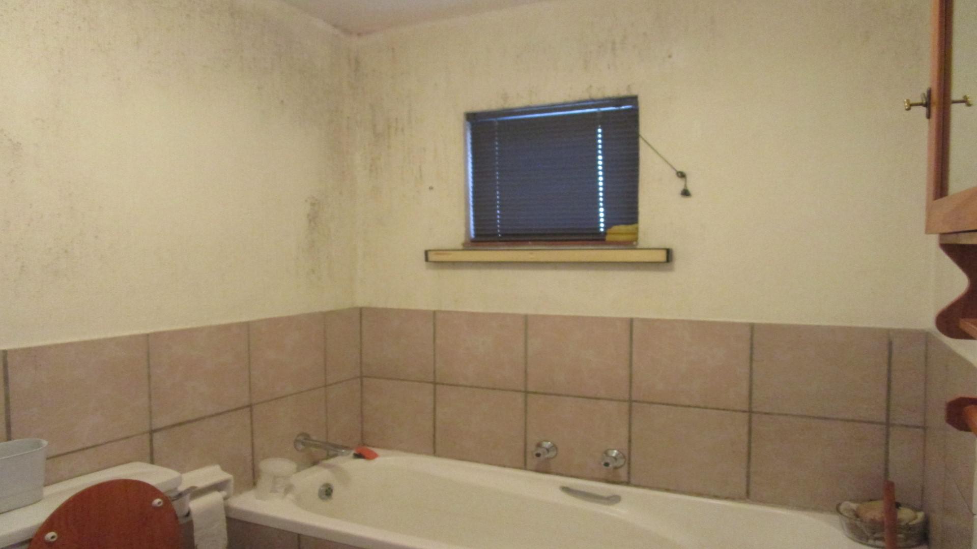 Bathroom 1 - 7 square meters of property in Paulshof