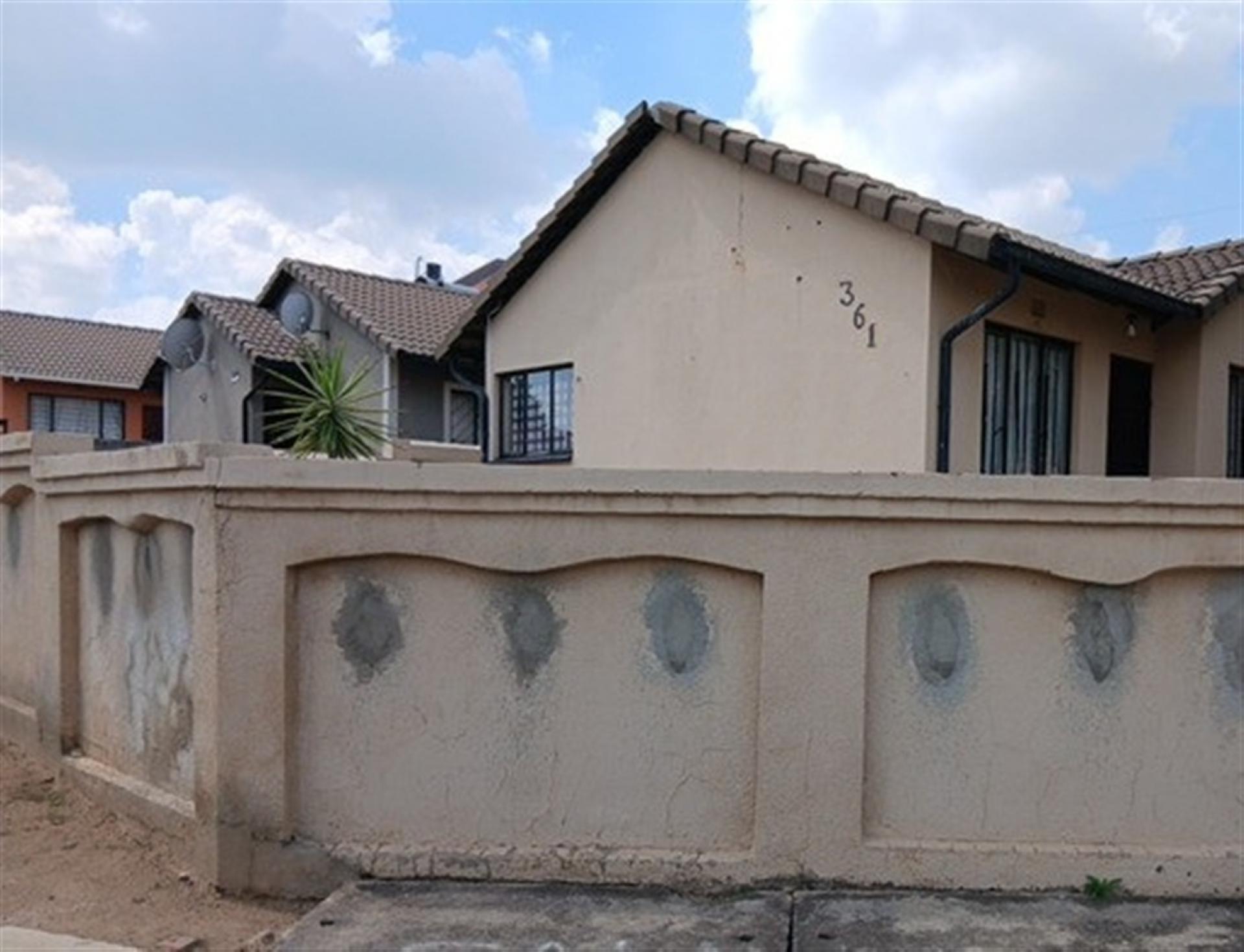 Front View of property in Lombardy East