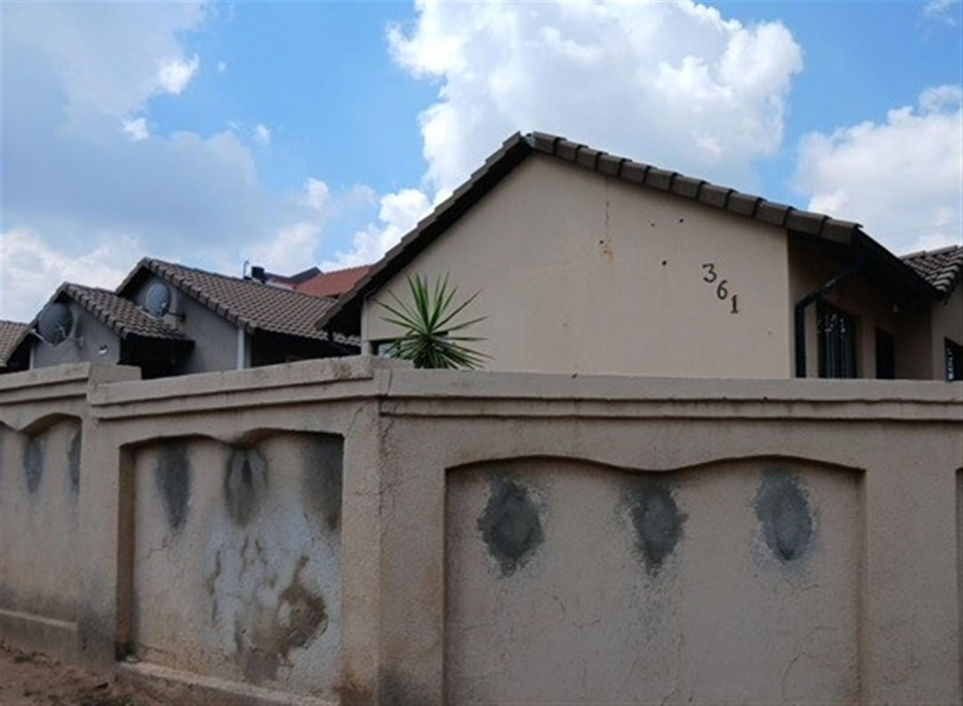 Front View of property in Lombardy East