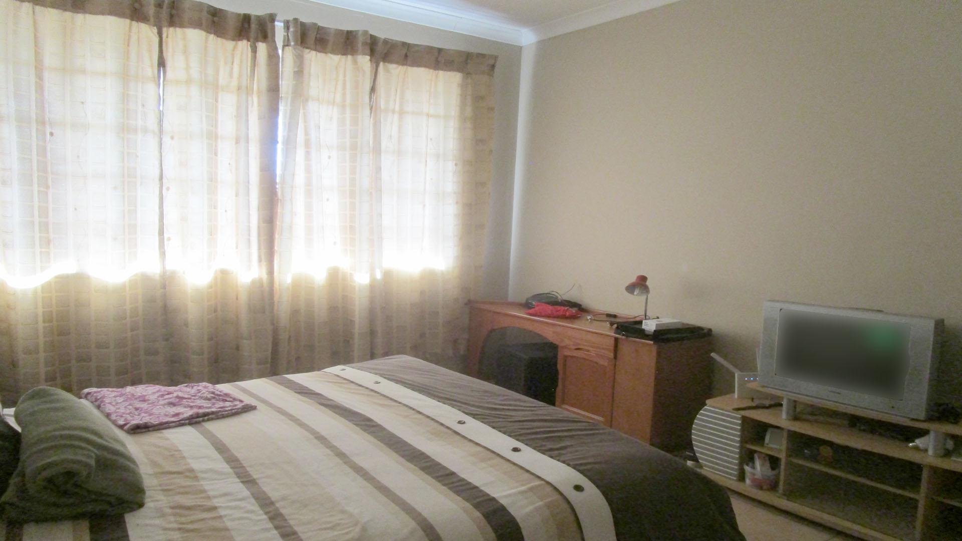 Main Bedroom - 16 square meters of property in Troyeville