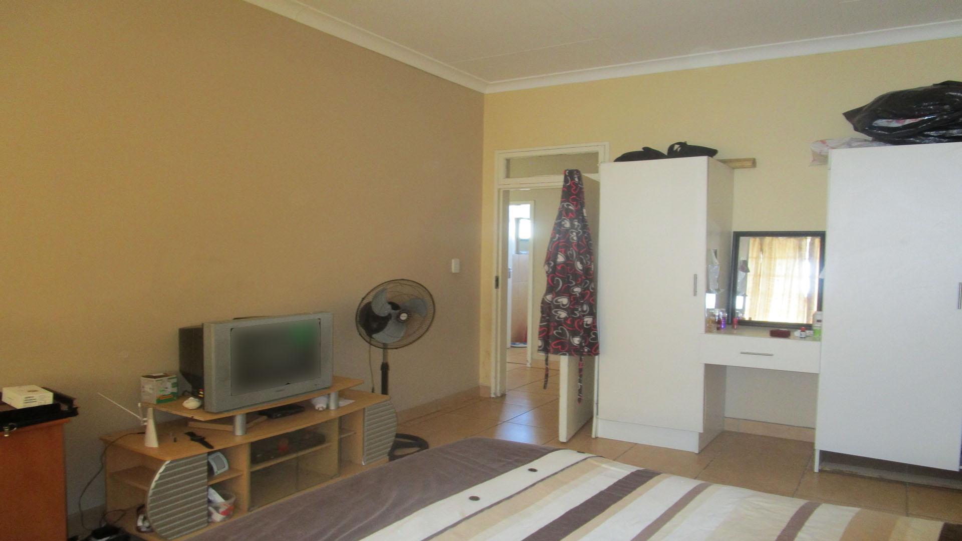 Main Bedroom - 16 square meters of property in Troyeville