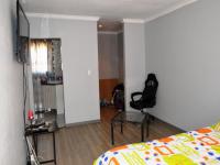 Main Bedroom - 21 square meters of property in Rangeview
