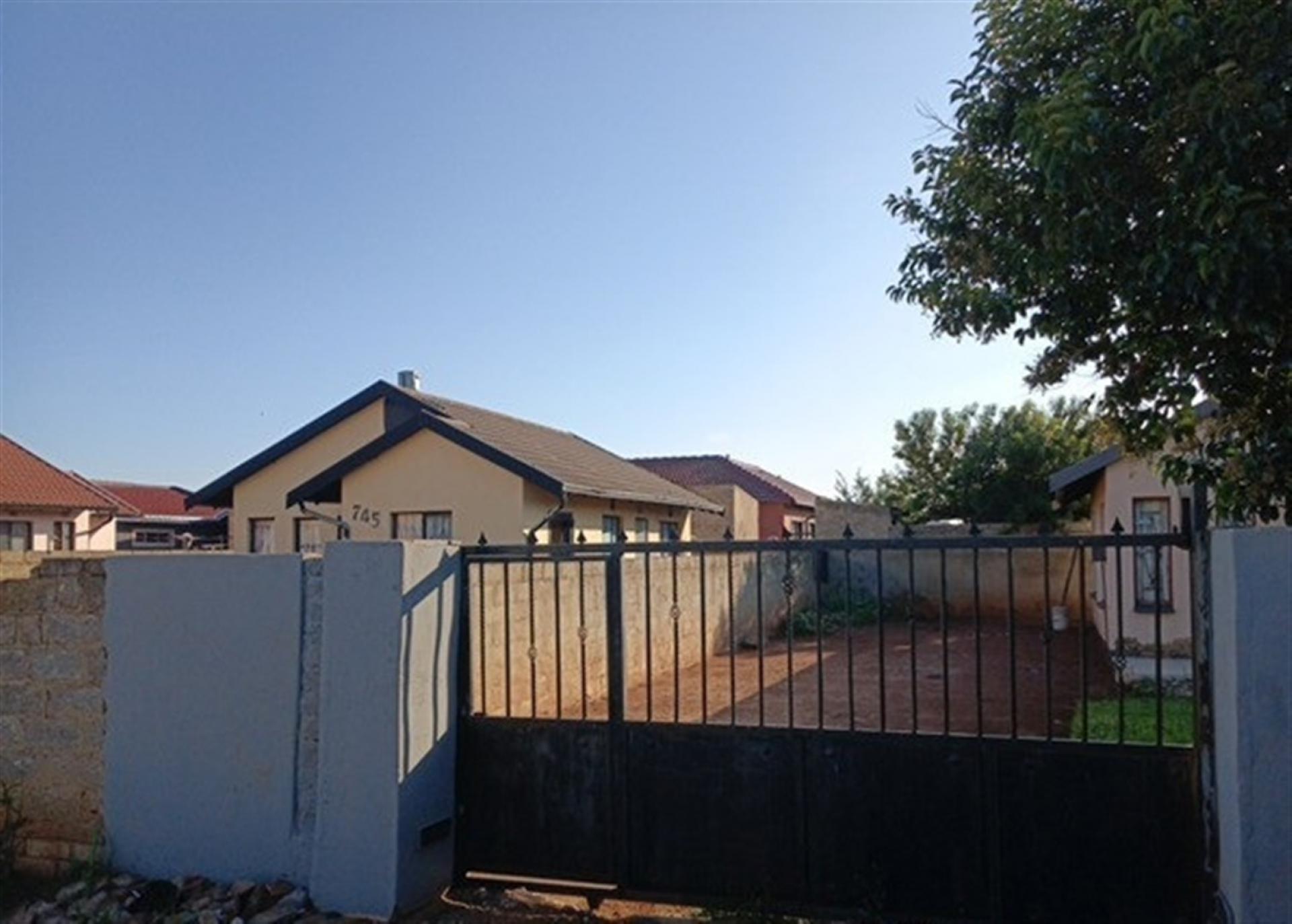 Front View of property in Lakeside - (Vereeniging)