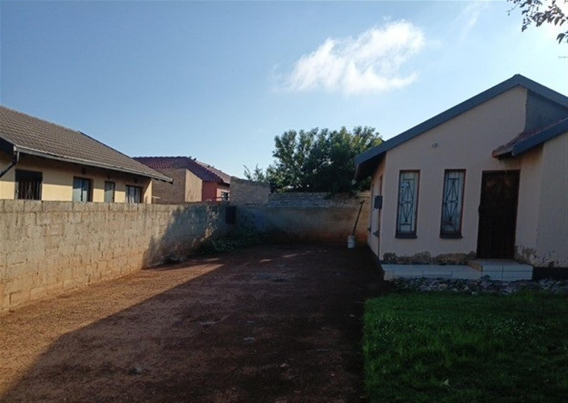 Front View of property in Lakeside - (Vereeniging)