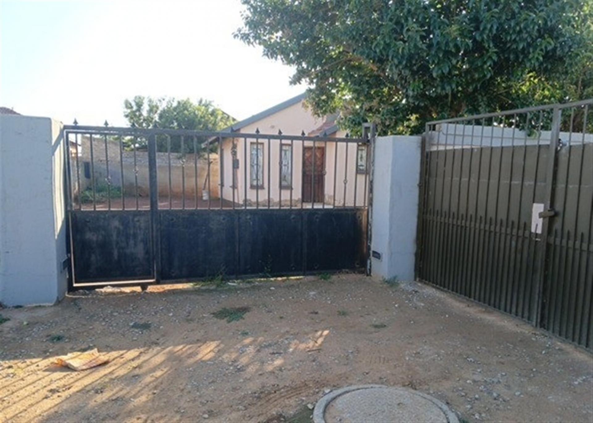 Front View of property in Lakeside - (Vereeniging)