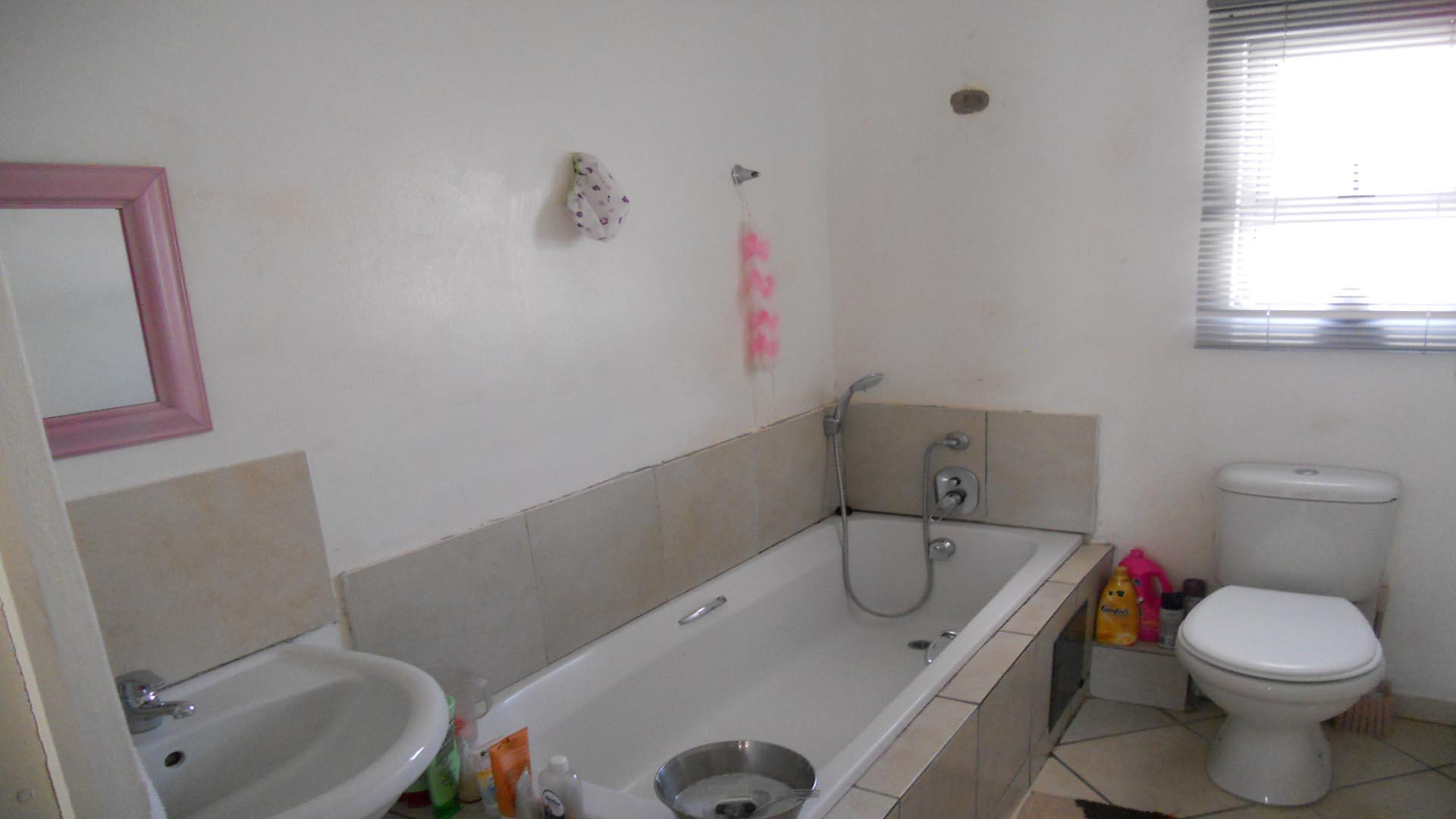 Bathroom 1 - 5 square meters of property in Woodhurst