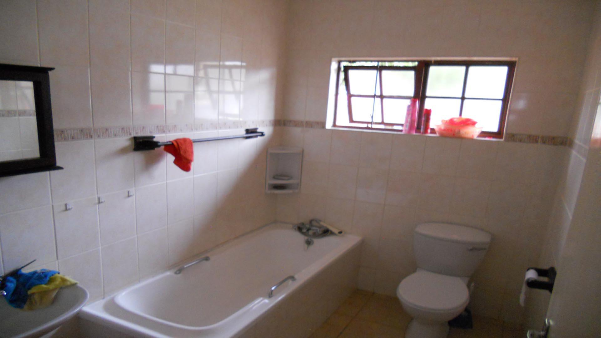 Bathroom 1 - 5 square meters of property in Lincoln Meade