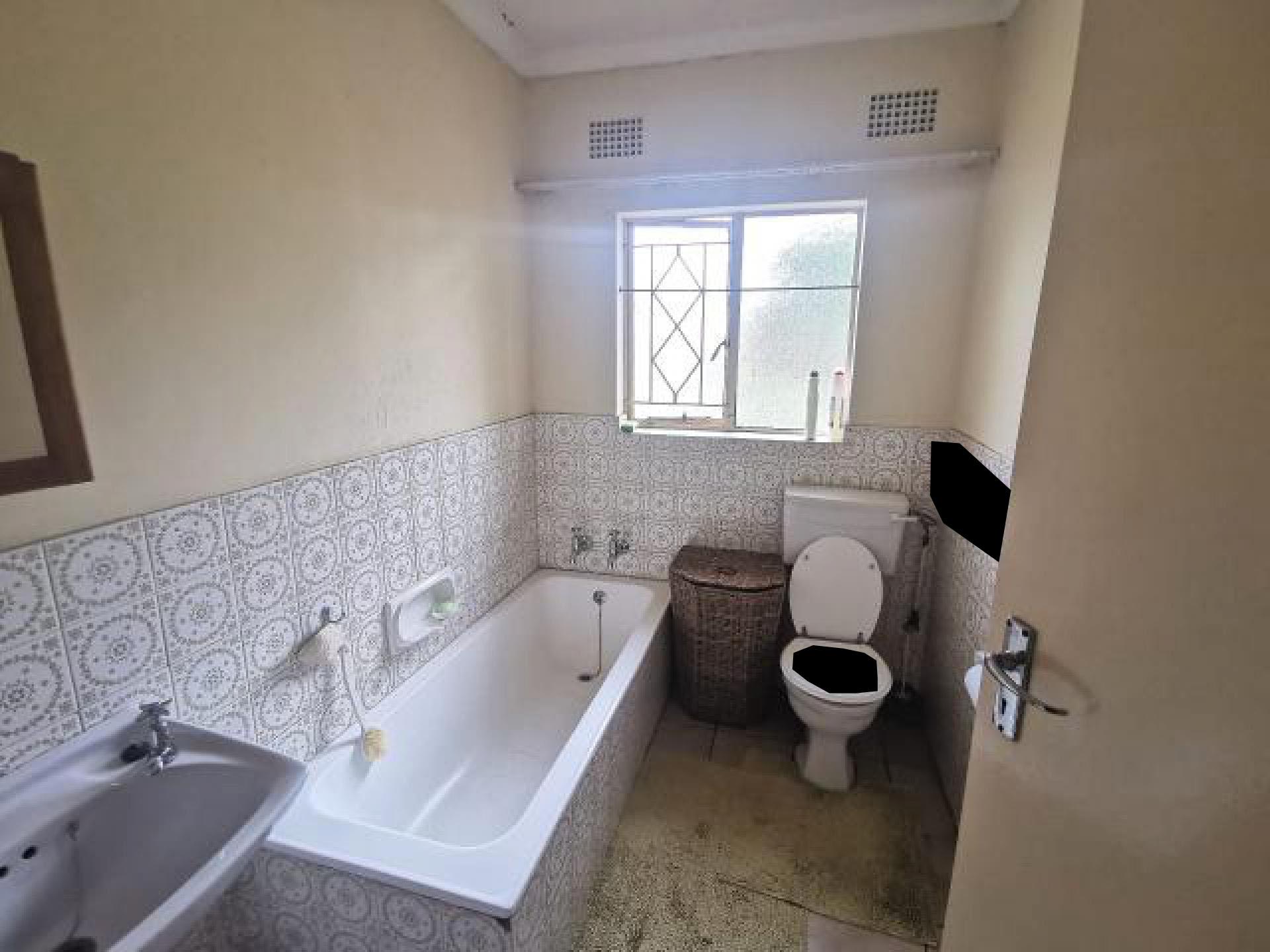 Bathroom 2 of property in Van Riebeeckpark