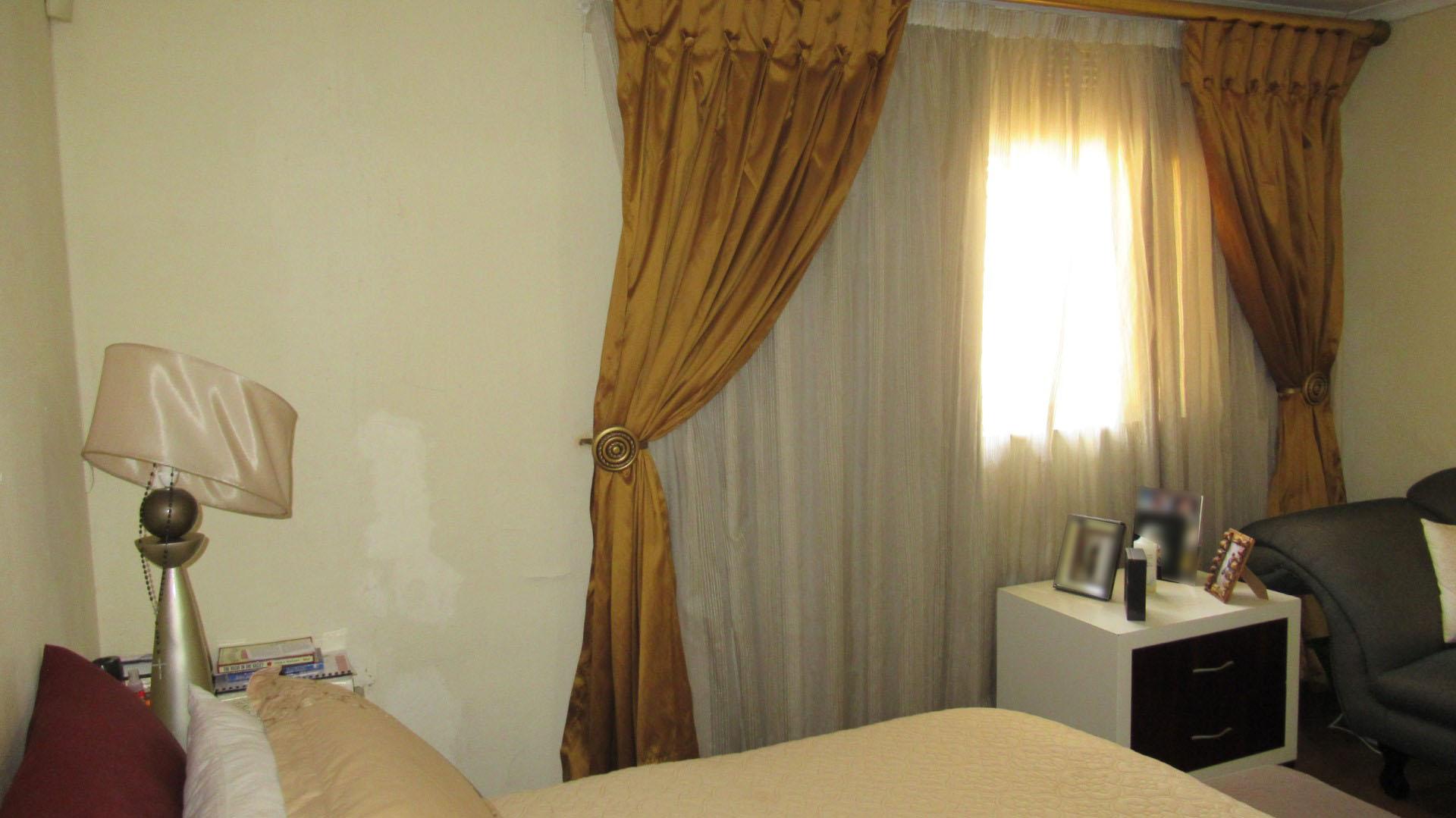 Main Bedroom - 54 square meters of property in Van Riebeeckpark