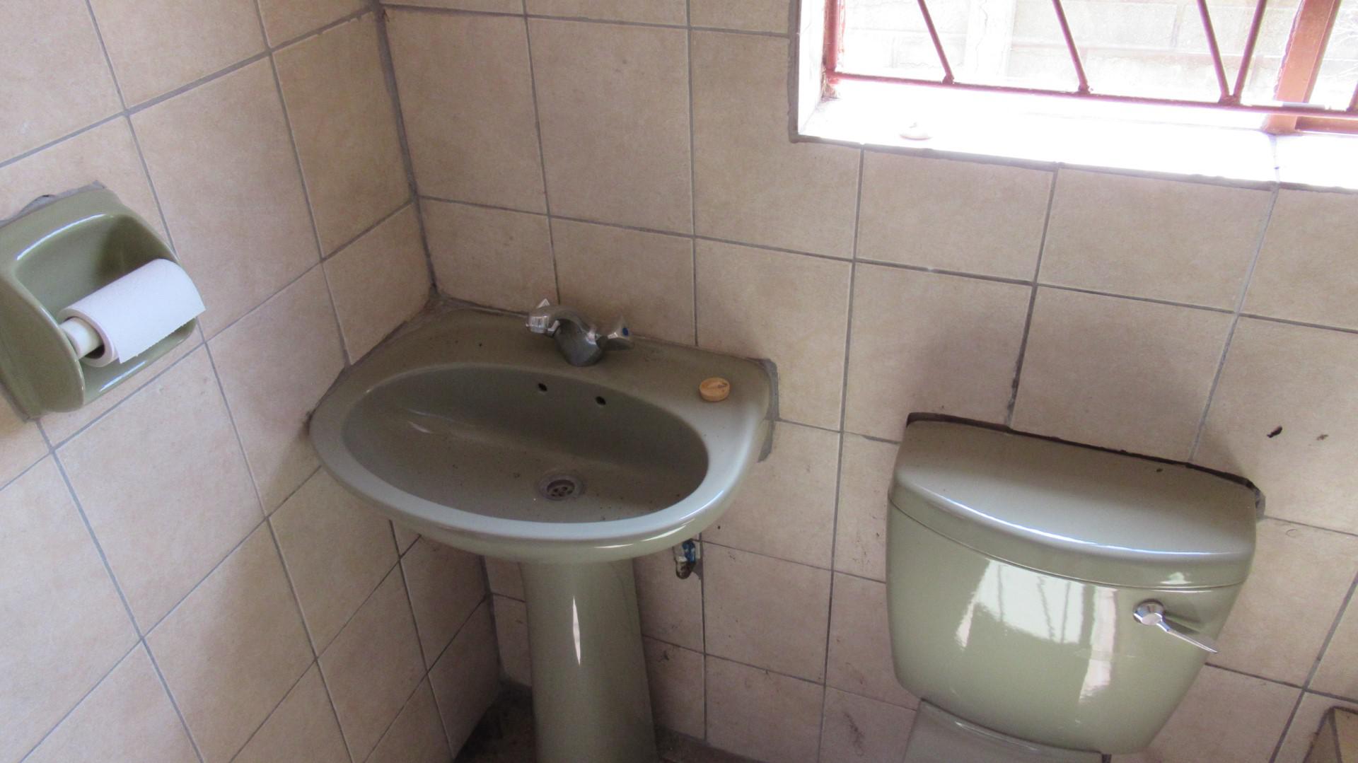 Main Bathroom - 9 square meters of property in Van Riebeeckpark
