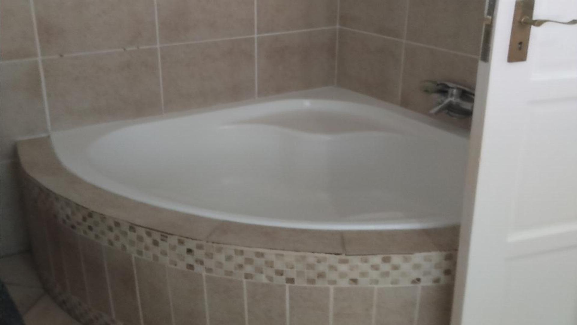 Bathroom 1 of property in Rooihuiskraal North