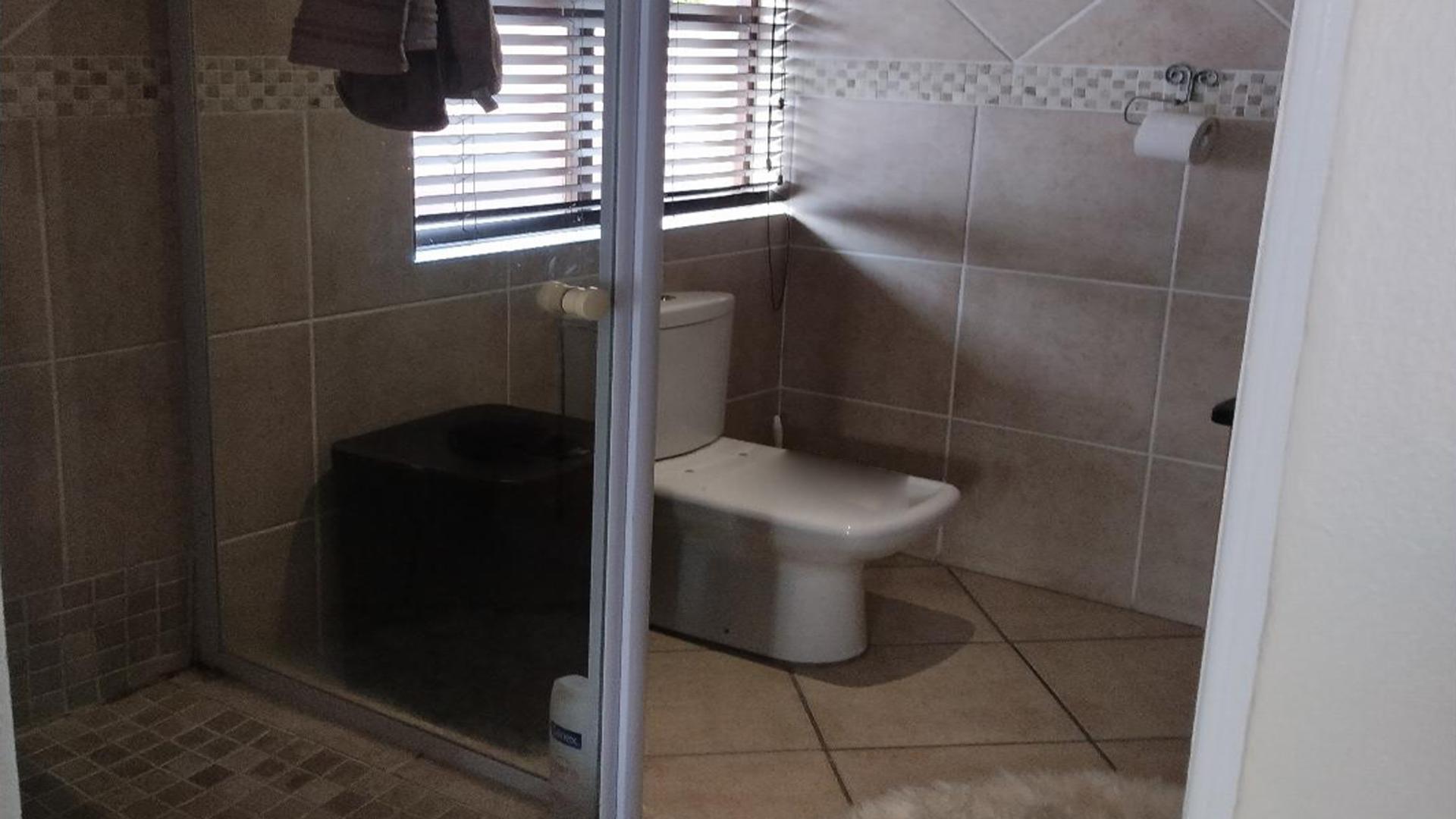 Bathroom 1 of property in Rooihuiskraal North