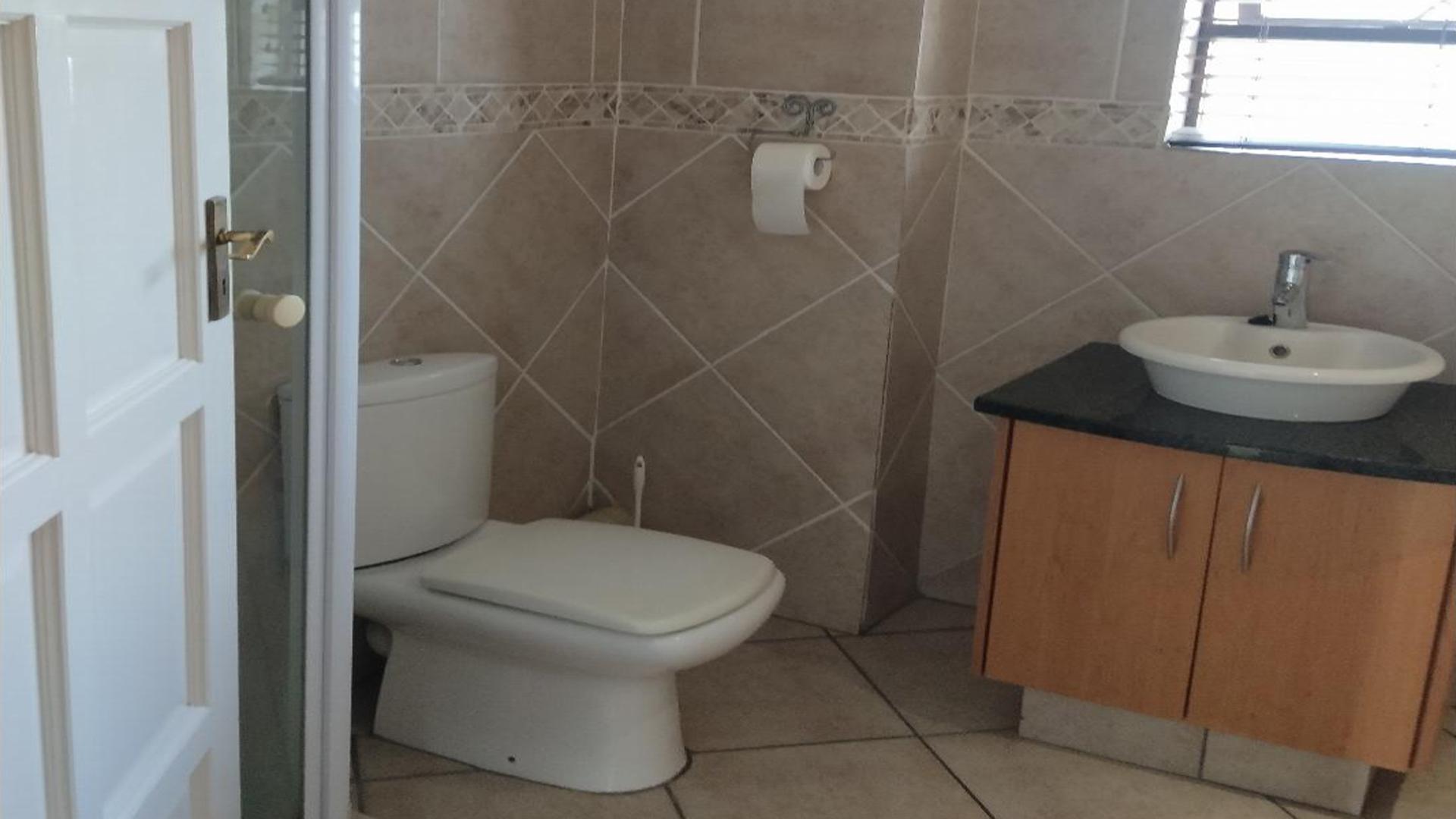 Bathroom 2 of property in Rooihuiskraal North
