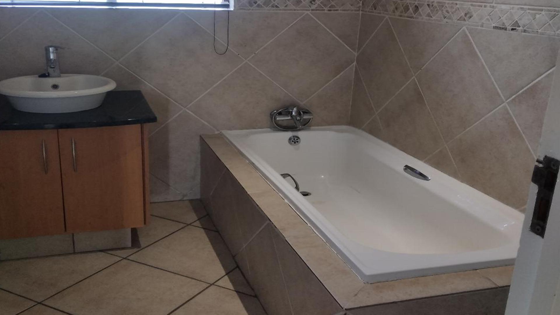 Bathroom 2 of property in Rooihuiskraal North