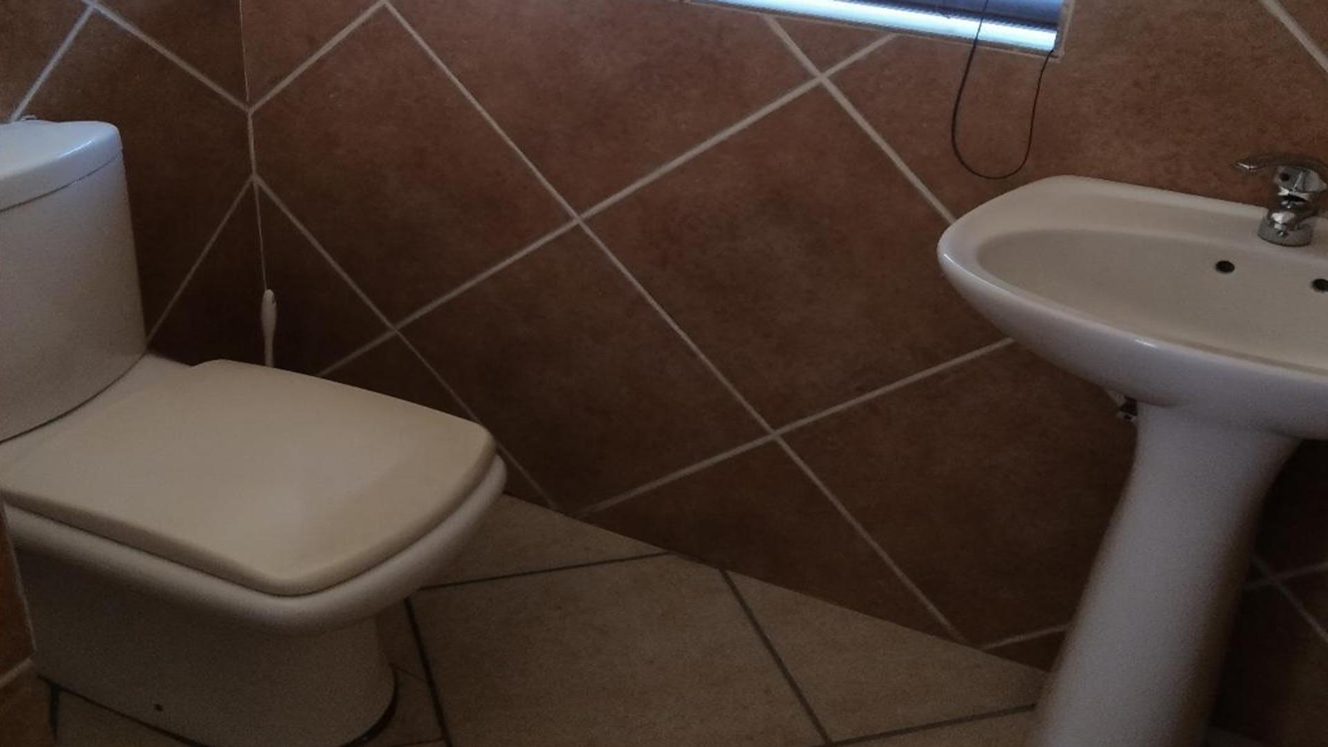 Bathroom 3+ of property in Rooihuiskraal North