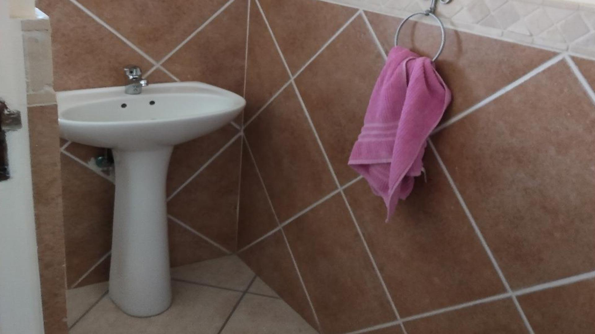 Bathroom 3+ of property in Rooihuiskraal North