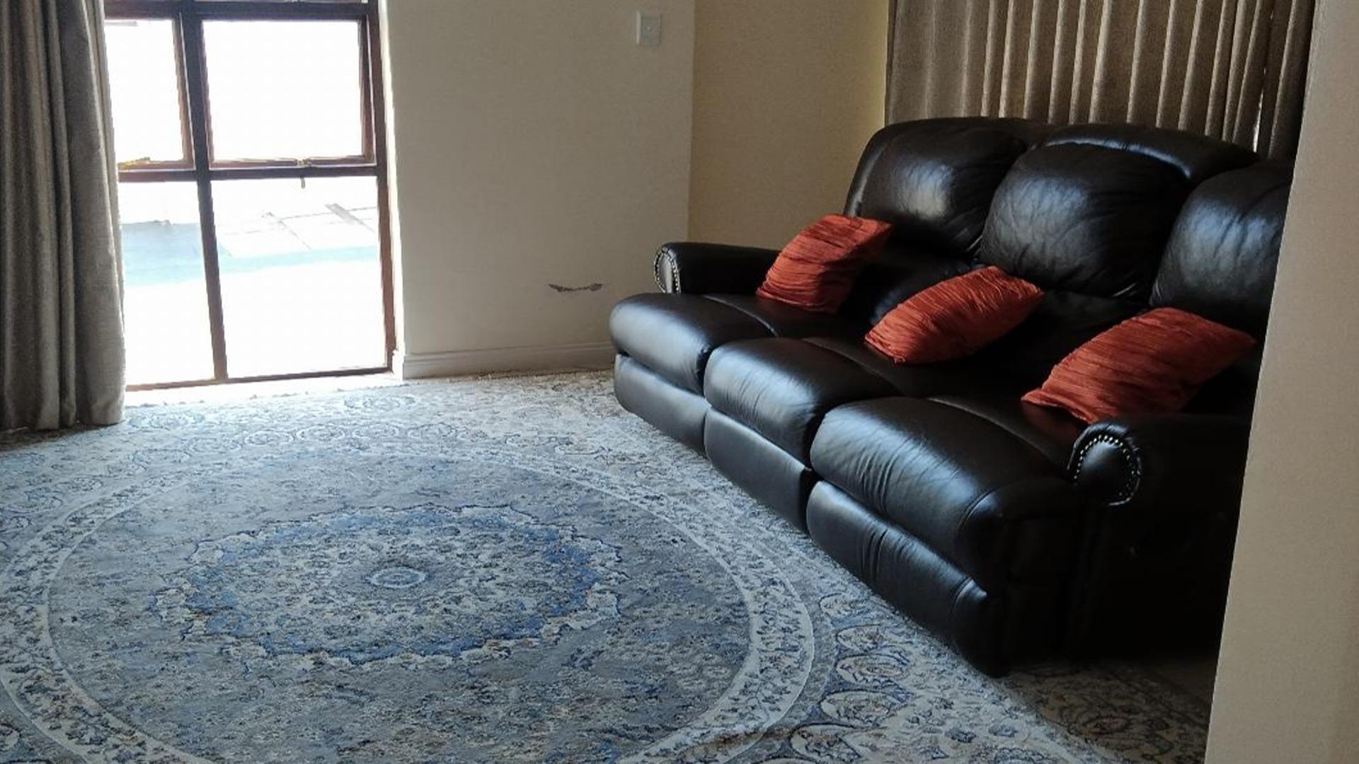 Lounges of property in Rooihuiskraal North