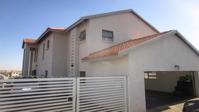 4 Bedroom House for Sale For Sale in Krugersdorp - Home Sell - MR316228