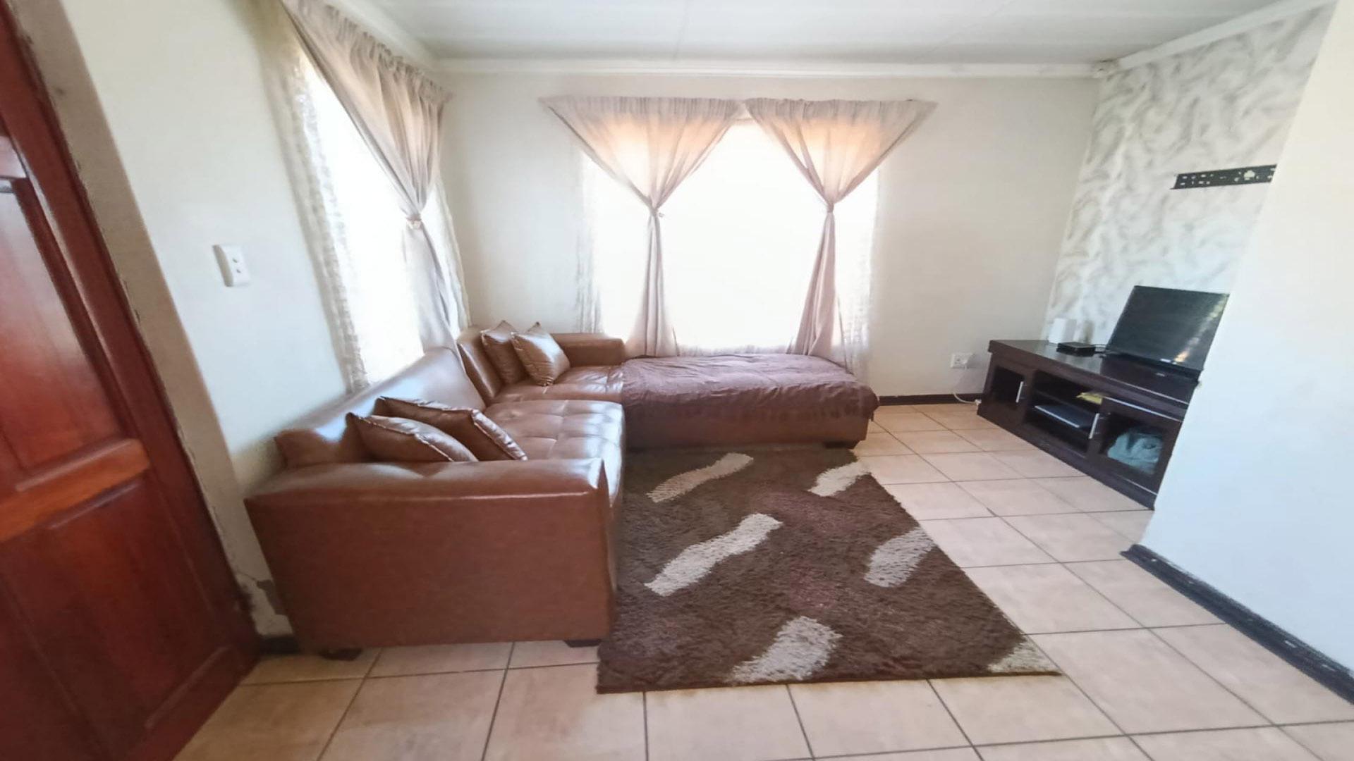 Lounges of property in Heidedal