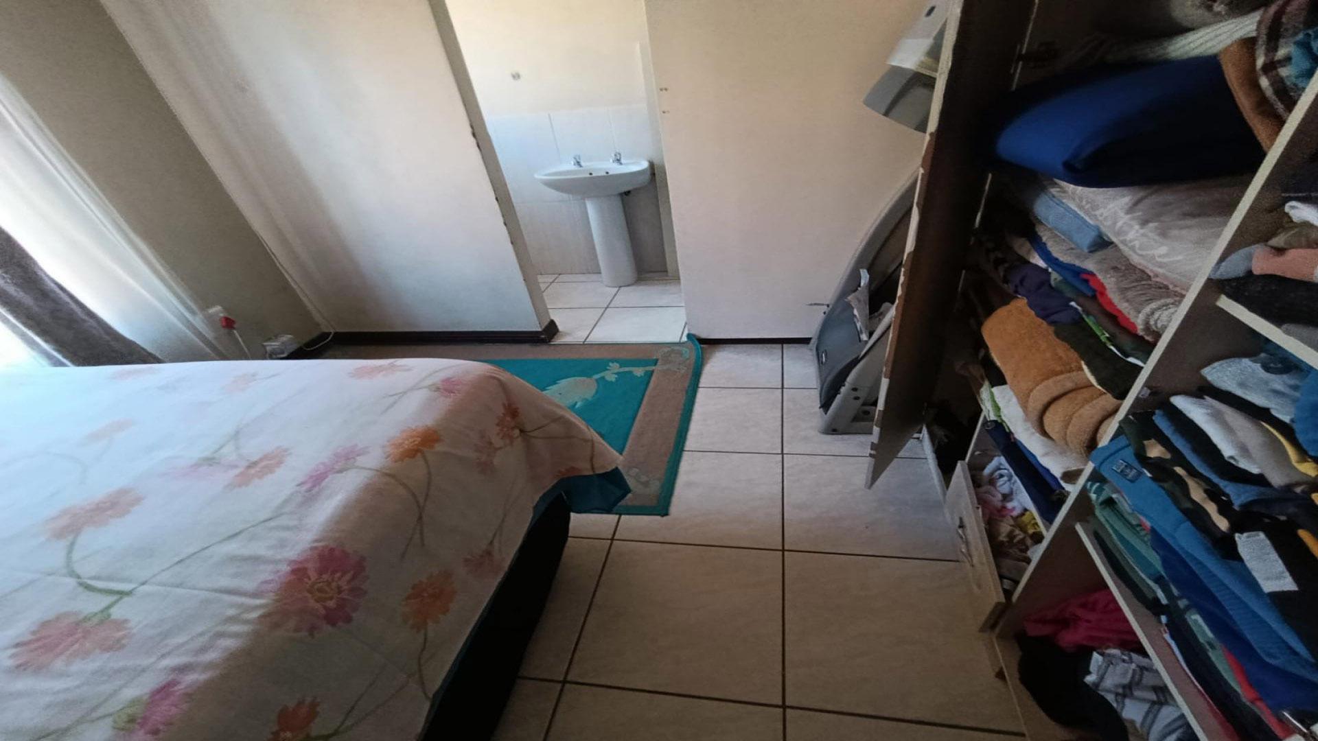 Main Bedroom of property in Heidedal