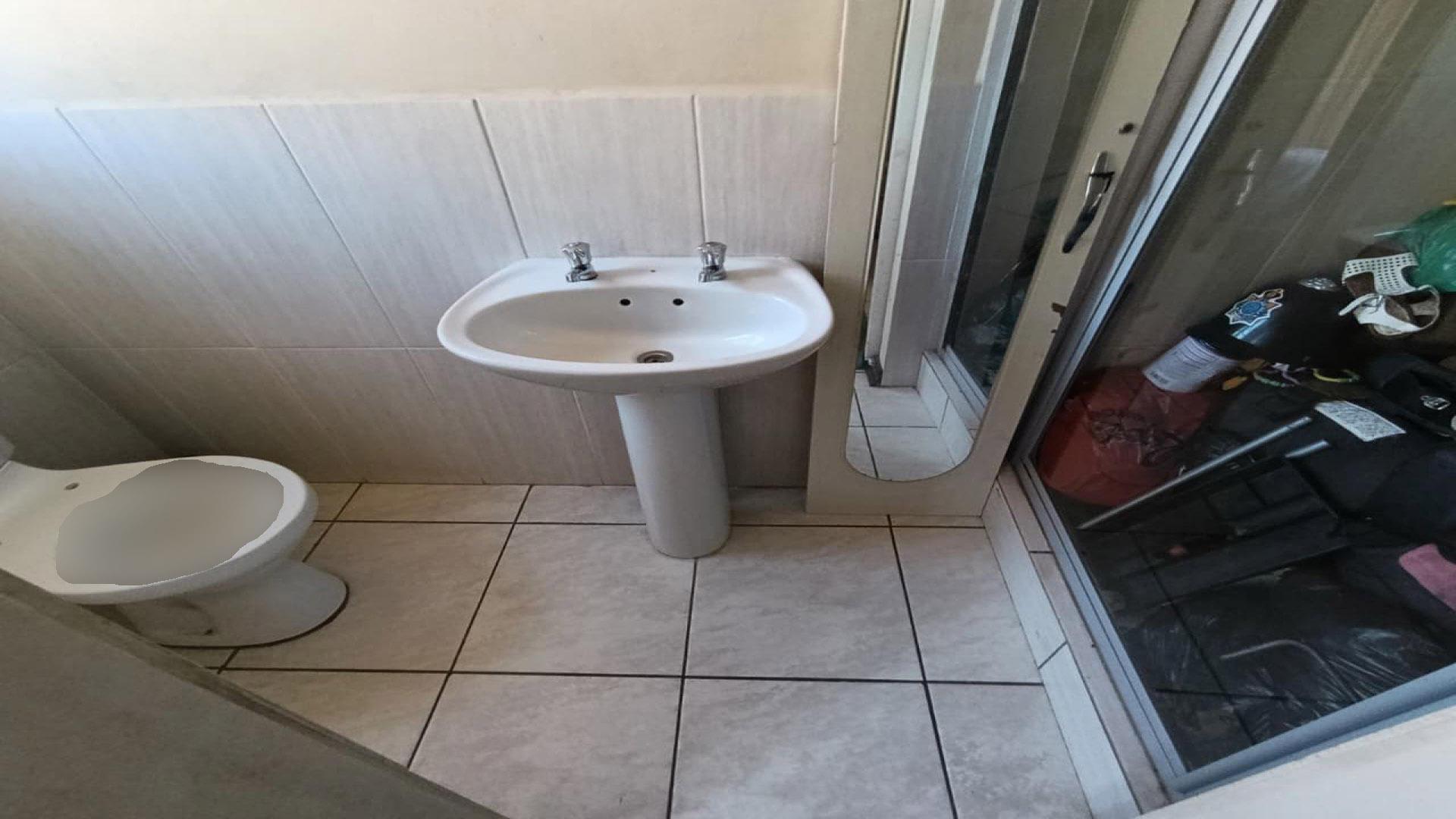 Main Bathroom of property in Heidedal