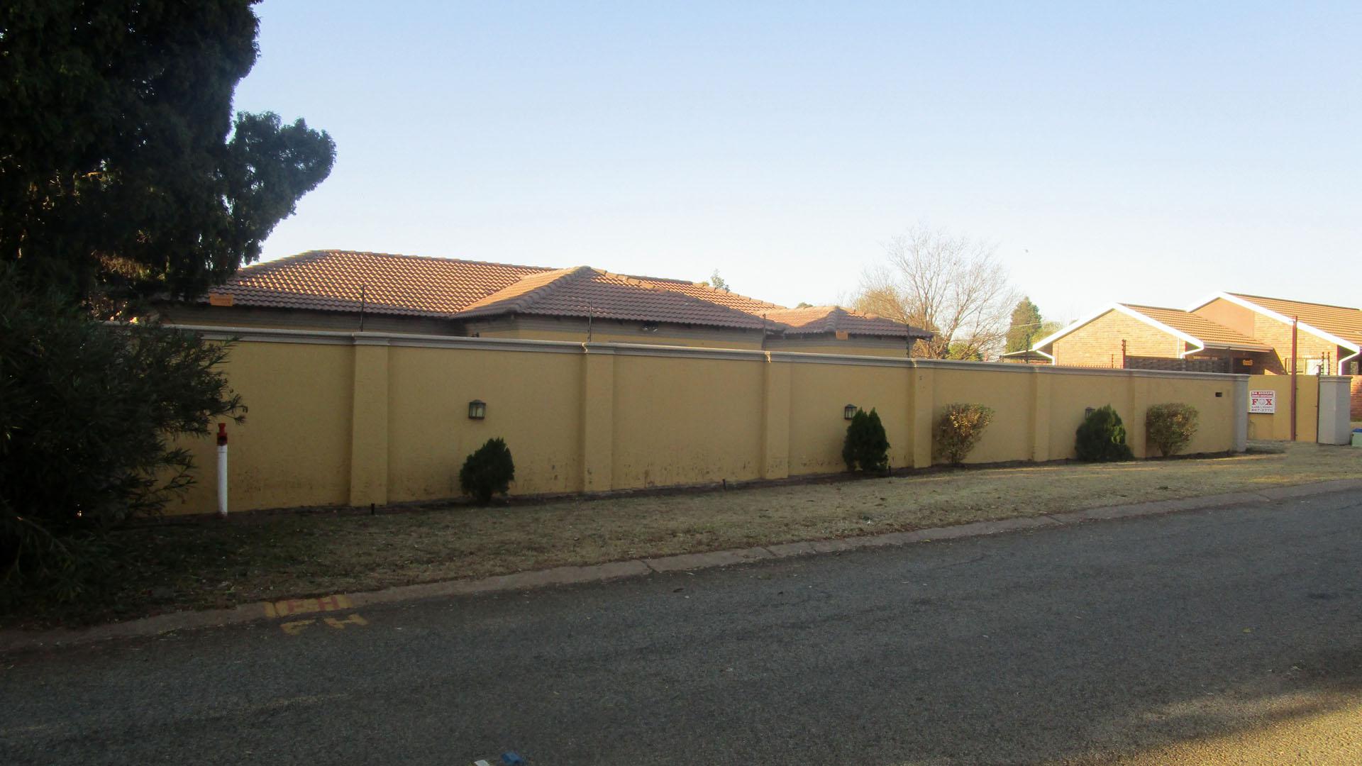 Front View of property in Brackendowns