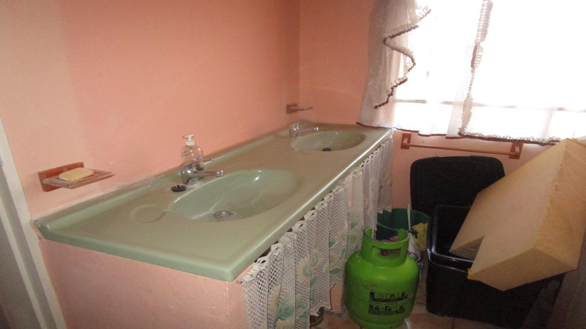 Bathroom 1 - 9 square meters of property in De Deur