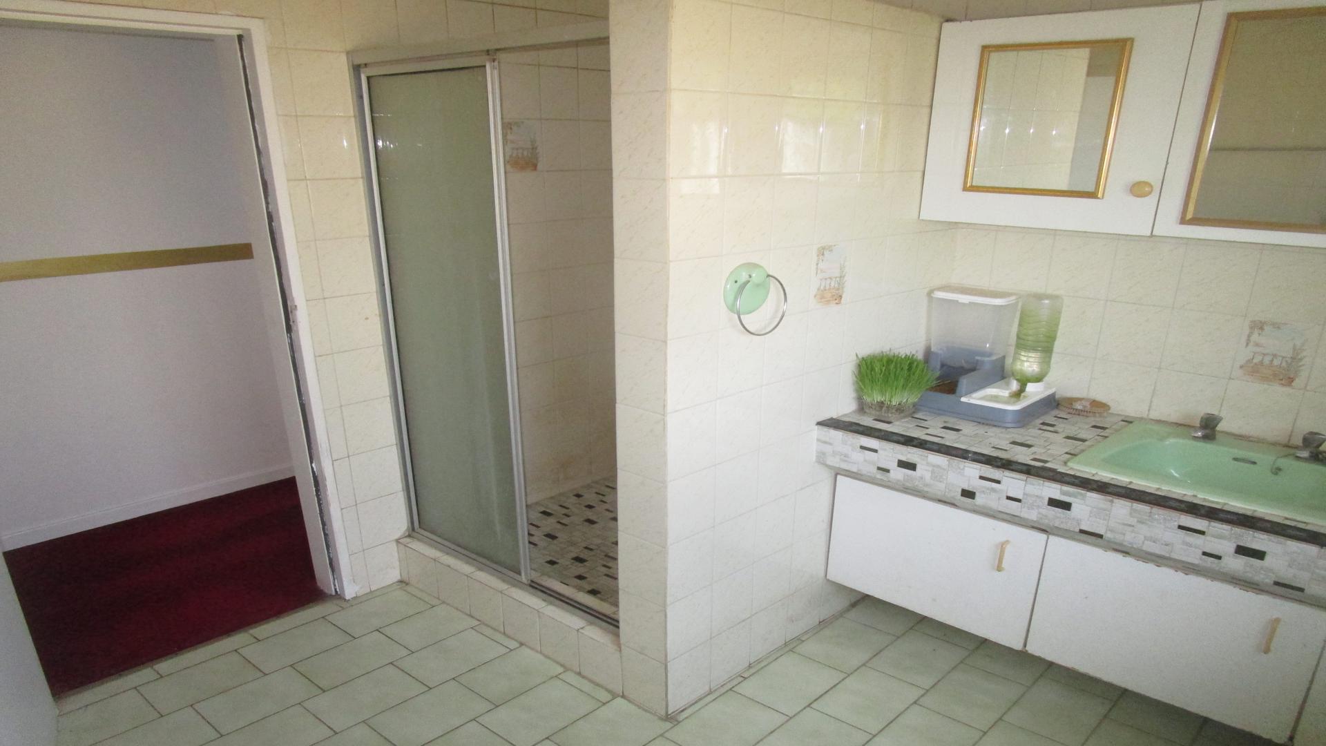 Bathroom 3+ - 10 square meters of property in De Deur