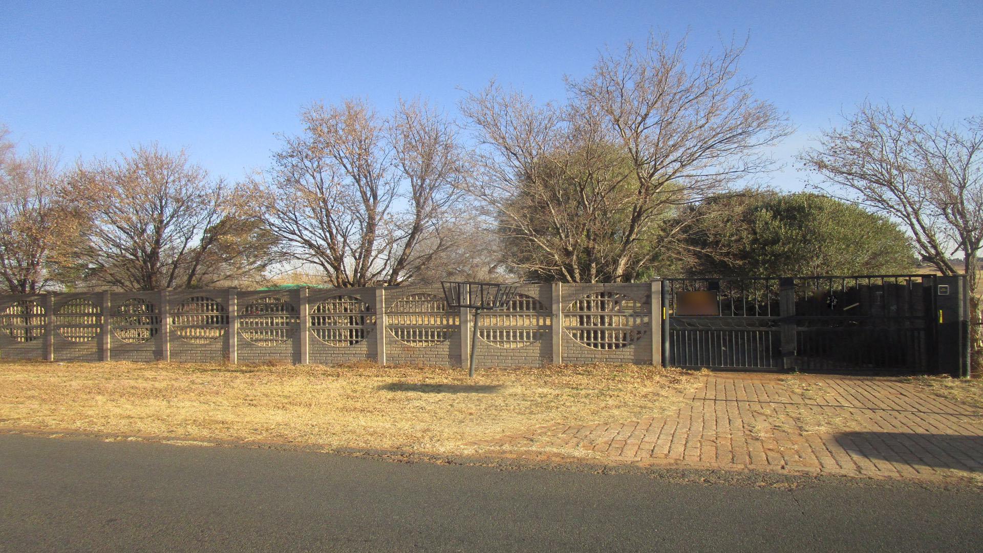 Front View of property in De Deur