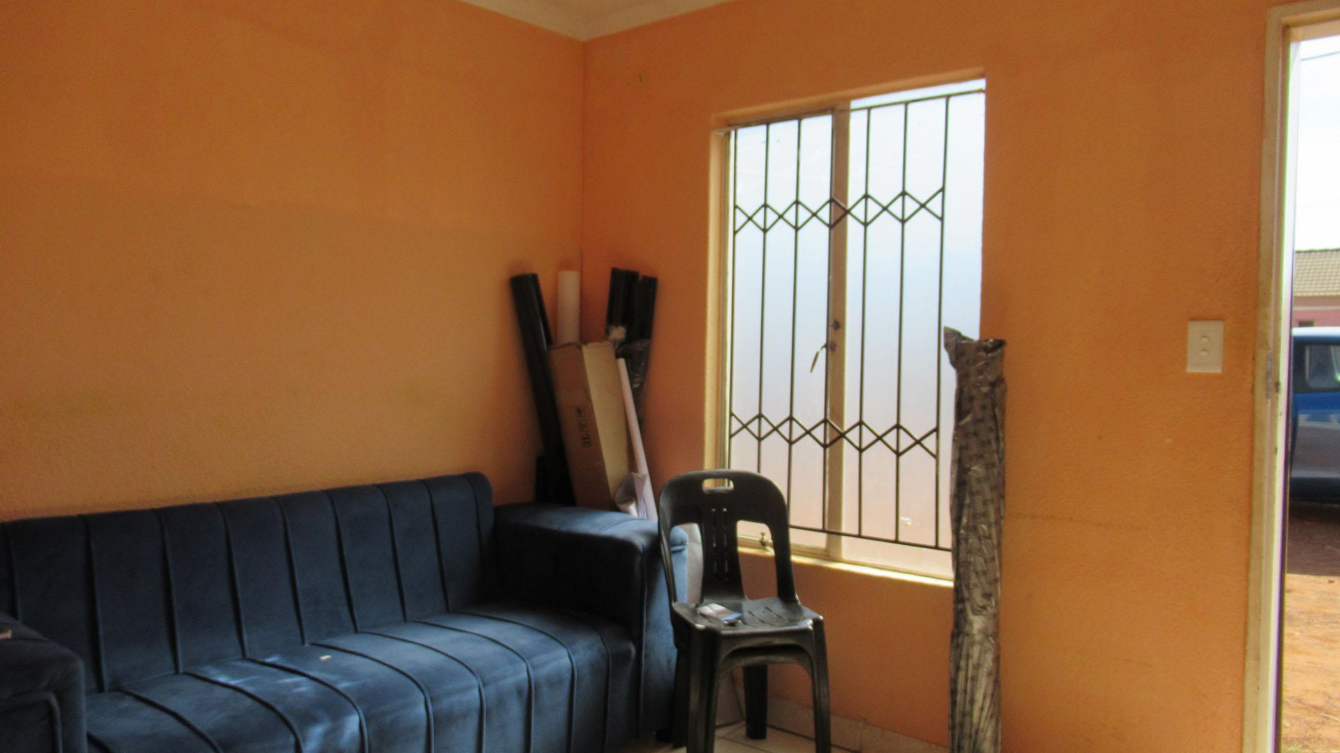 Lounges - 9 square meters of property in Evaton West