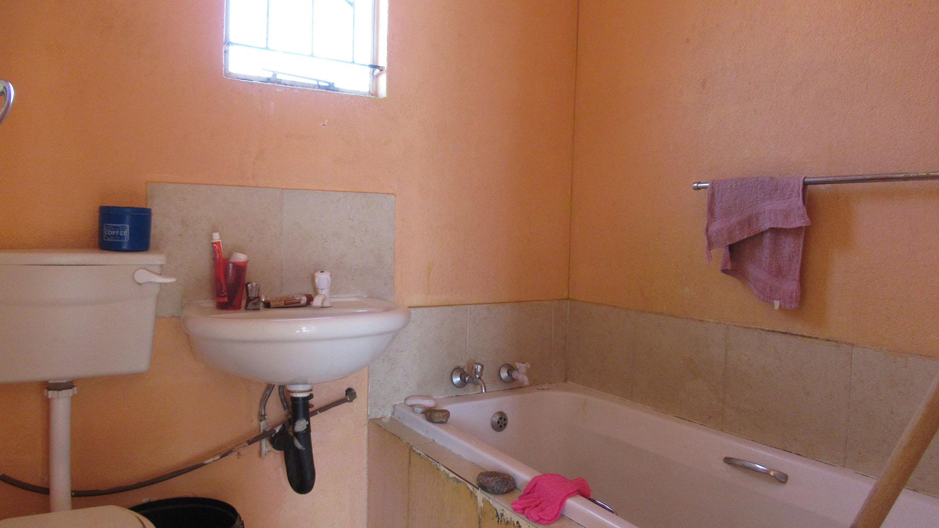 Bathroom 1 - 4 square meters of property in Evaton West