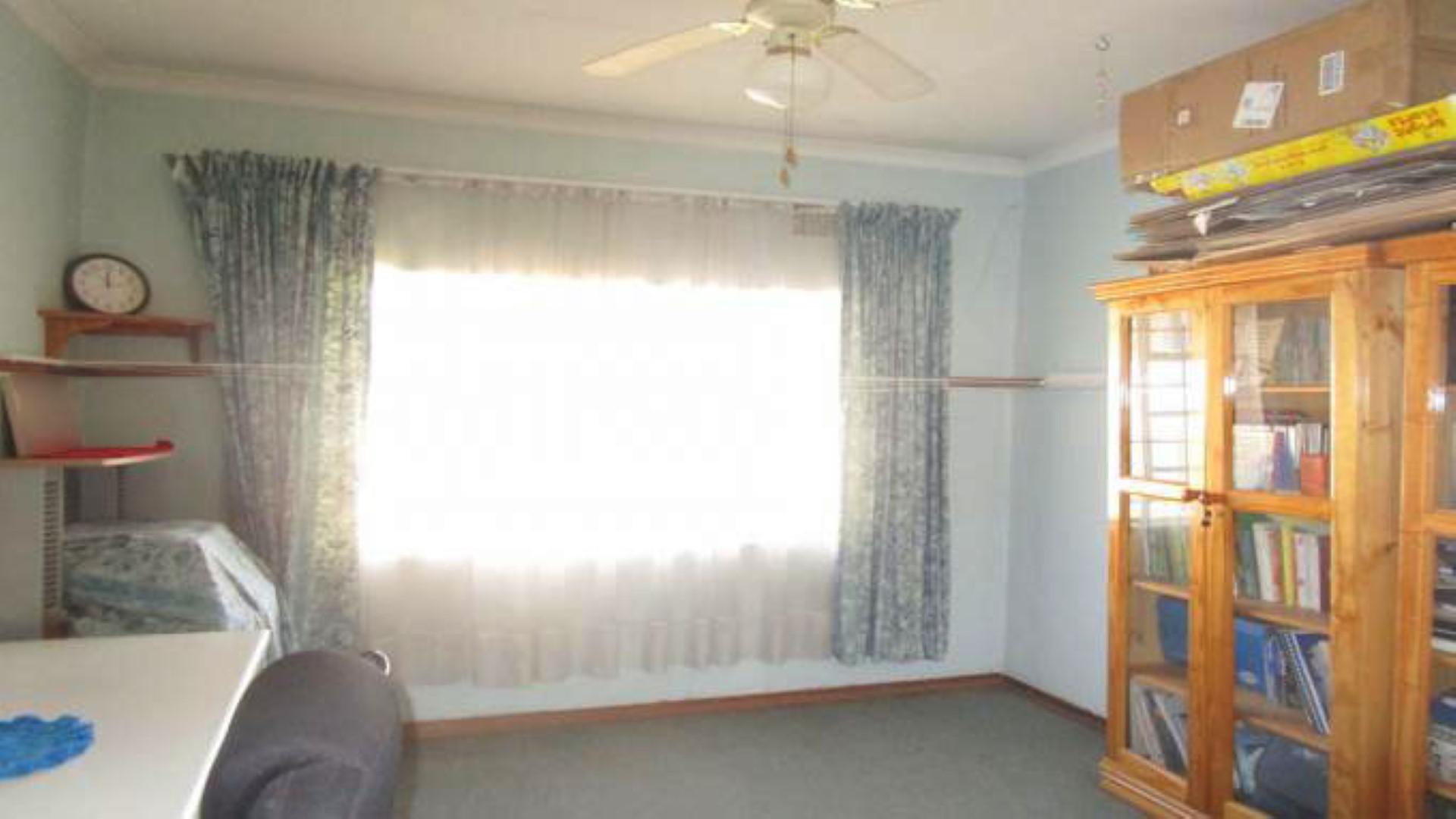 Bed Room 1 - 15 square meters of property in Benoni AH