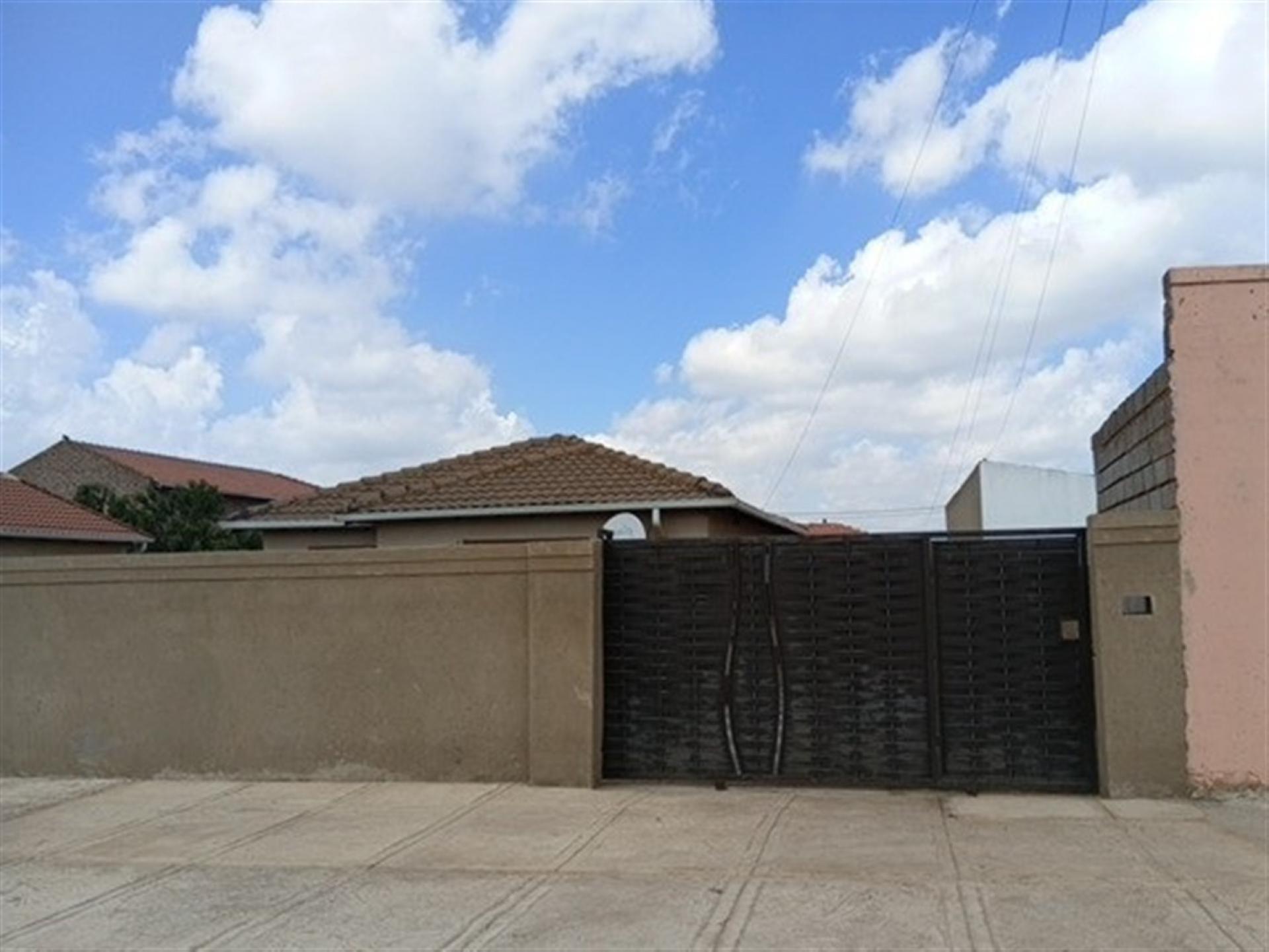 Front View of property in Protea Glen