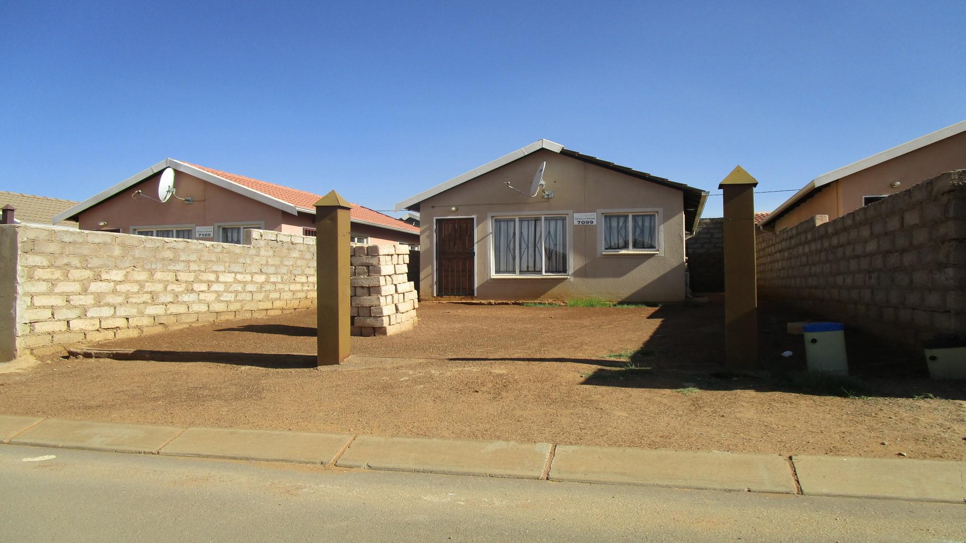 Front View of property in Mahube Valley