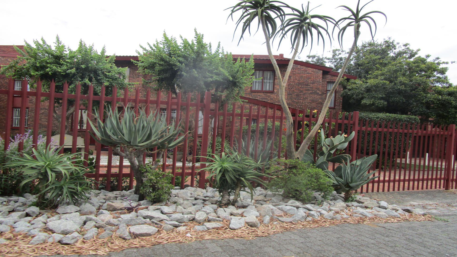Front View of property in Linmeyer