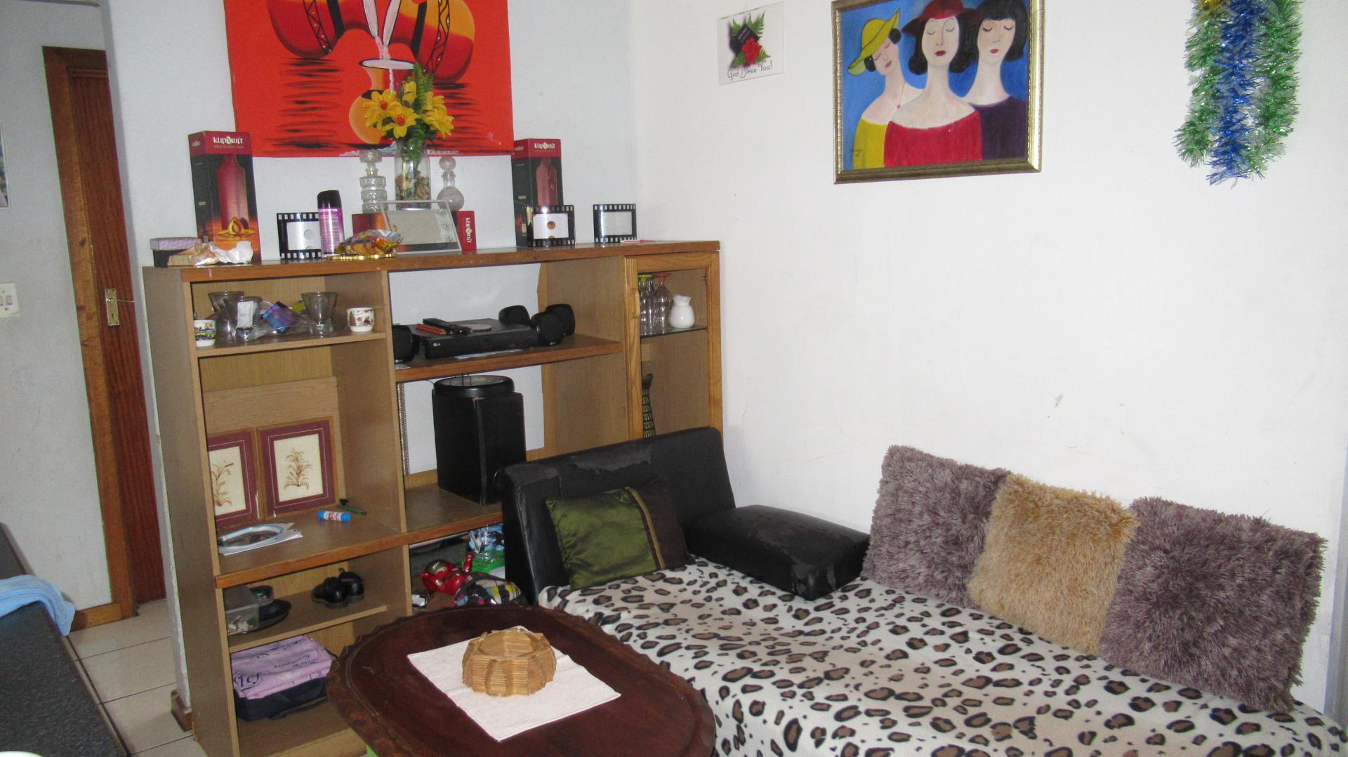 Lounges - 10 square meters of property in Florida Park