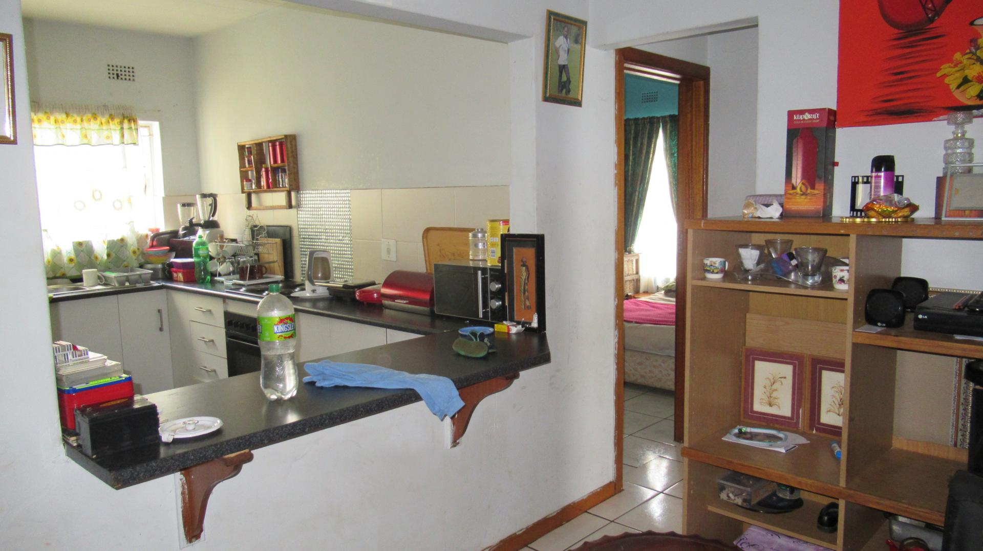 Lounges - 10 square meters of property in Florida Park