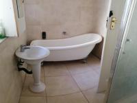 Bathroom 1 of property in Essenwood