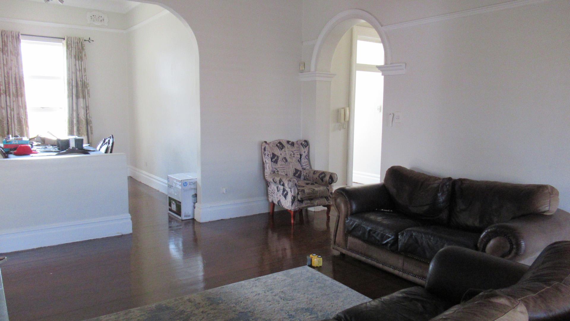 Lounges - 25 square meters of property in Durban Central