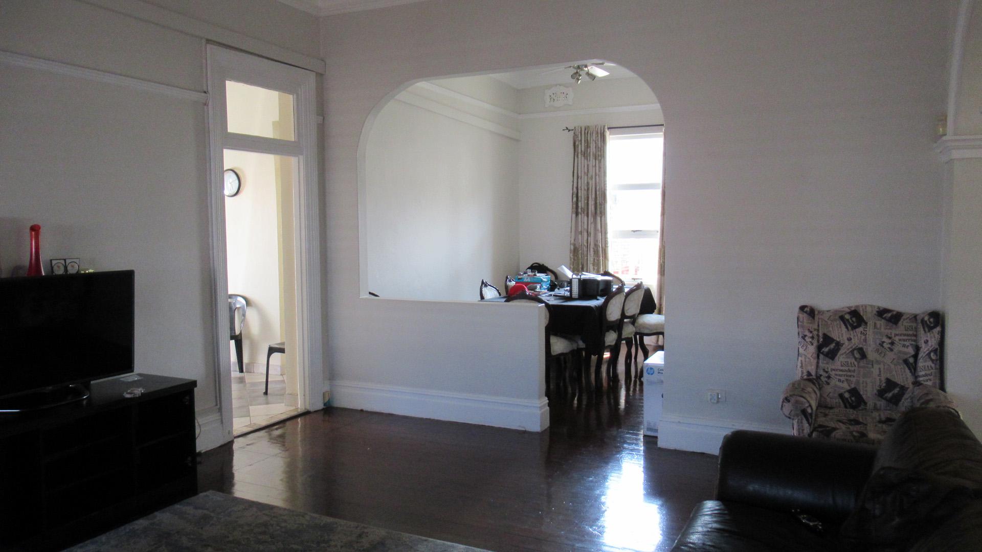 Lounges - 25 square meters of property in Durban Central