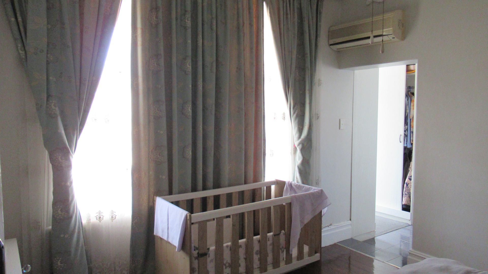 Main Bedroom - 15 square meters of property in Durban Central