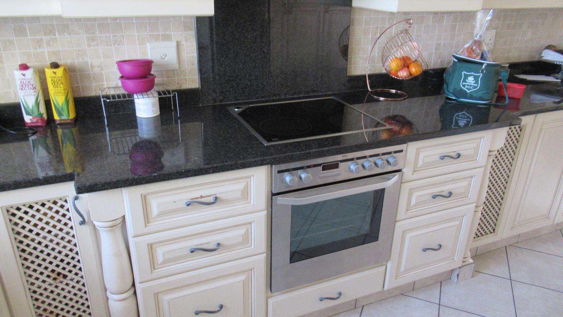 Kitchen - 14 square meters of property in Durban Central