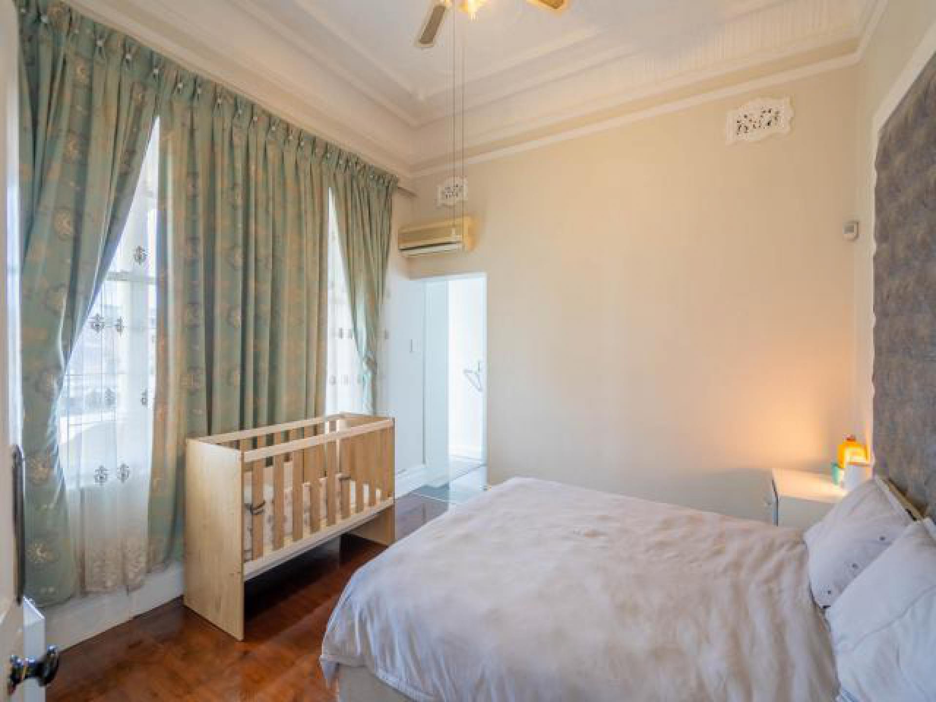 Main Bedroom - 15 square meters of property in Durban Central